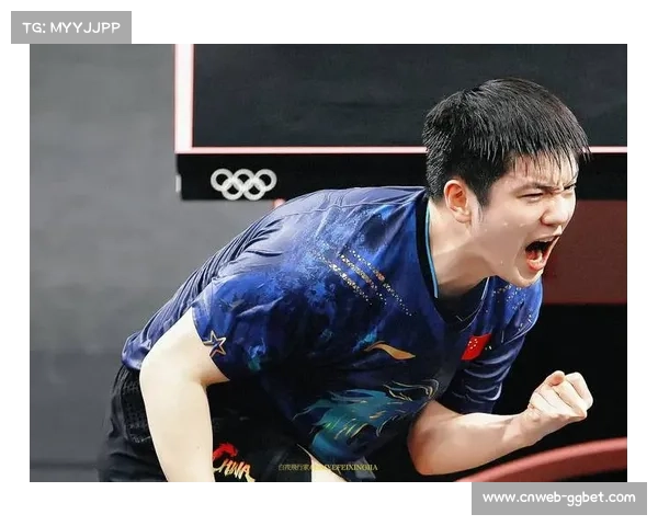 赛场瞬间：樊振东夺冠后与教练拥抱庆祝