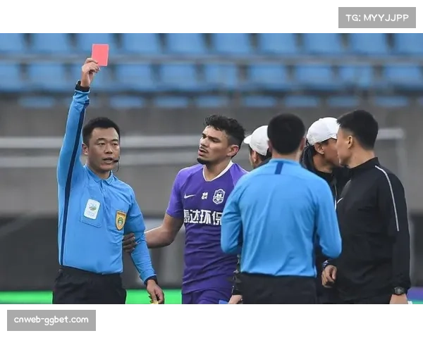 终场哨响，南特教练组立即回看分析球队一次致命的转换失位丢球